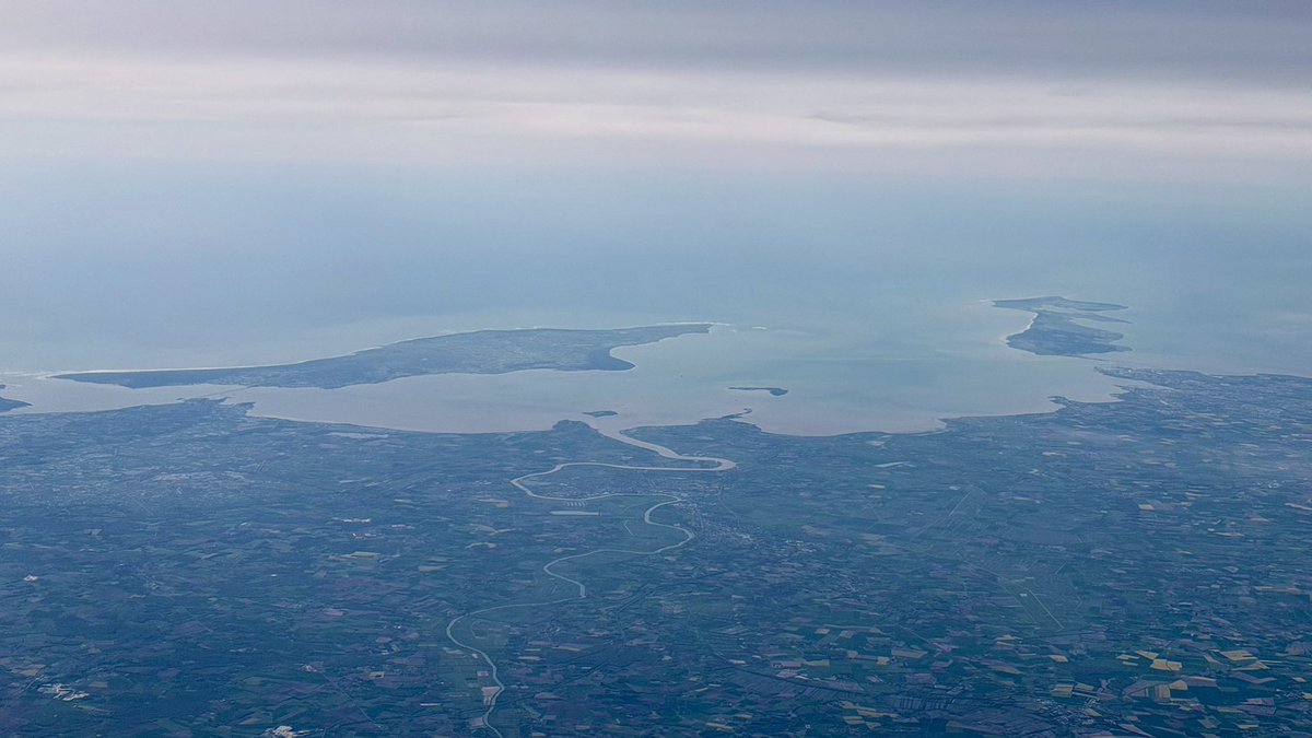 volsdemax's tweet photo. L’île d’Oleron, Madame, Aix et Ré sur la même photo ☀️
L’embouchure de la Charente et Rochefort

Altitude 40,000 pieds / 12000m ✈️ https://t.co/qb53mDggDM