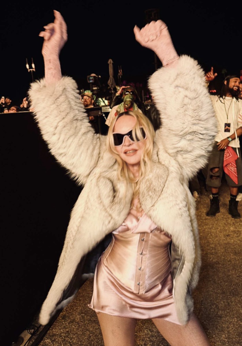 “Isto não está virando uma página de fãs da Madonna, mas ver Madonna, aos 67 anos, no Coachella Valley Music and Arts Festival, no meio do set de Anyma, completamente entregue — braços no ar, corpo em movimento, pura alegria sem filtros — enquanto toda a multidão ao redor dela