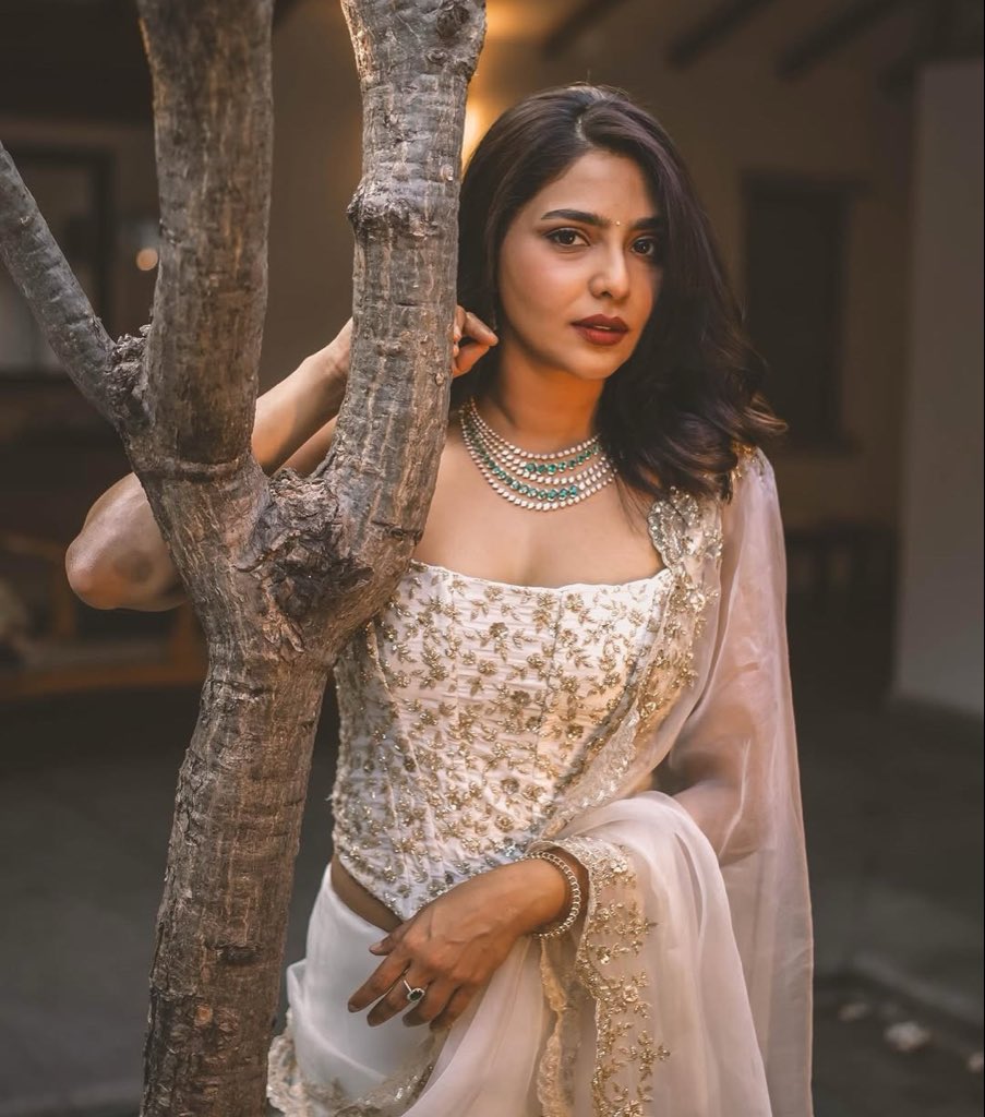 Sudhav143's tweet image. Aishwarya Lekshmi is a vision in white! 🤍 Perfectly blending traditional grace with modern sophistication, she’s absolutely captivating in this intricate ensemble. That emerald necklace is the perfect finishing touch! 💎🌿
​#AishwaryaLekshmi #EthnicWear #IndianFashion #Etherea