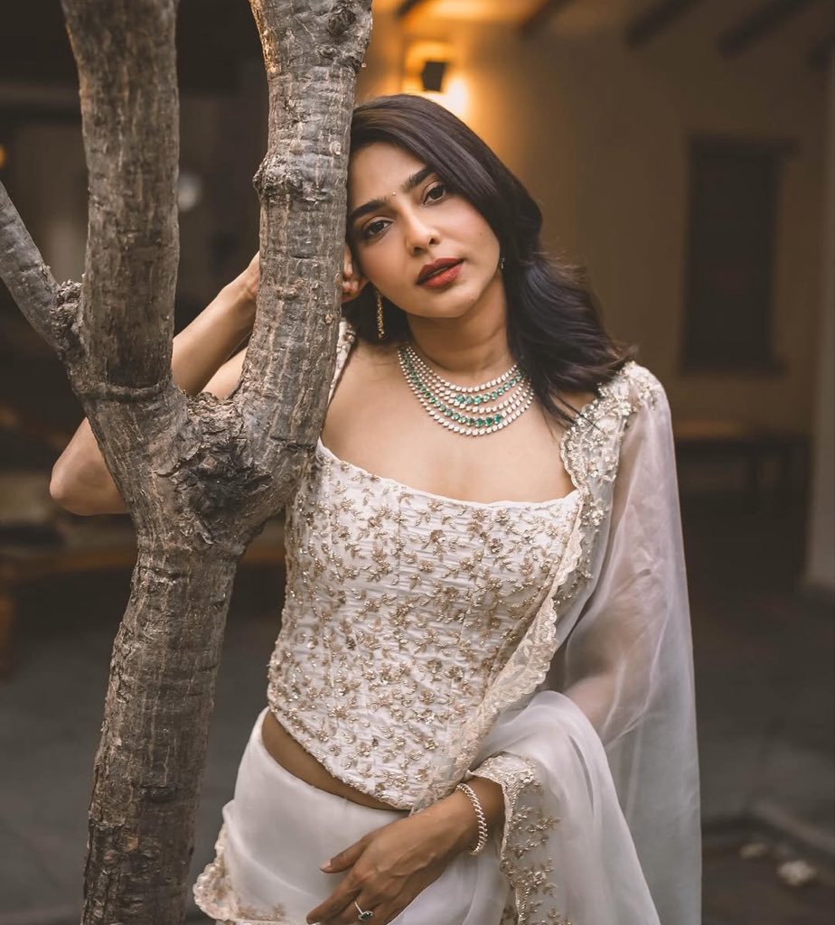 Sudhav143's tweet image. Aishwarya Lekshmi is a vision in white! 🤍 Perfectly blending traditional grace with modern sophistication, she’s absolutely captivating in this intricate ensemble. That emerald necklace is the perfect finishing touch! 💎🌿
​#AishwaryaLekshmi #EthnicWear #IndianFashion #Etherea