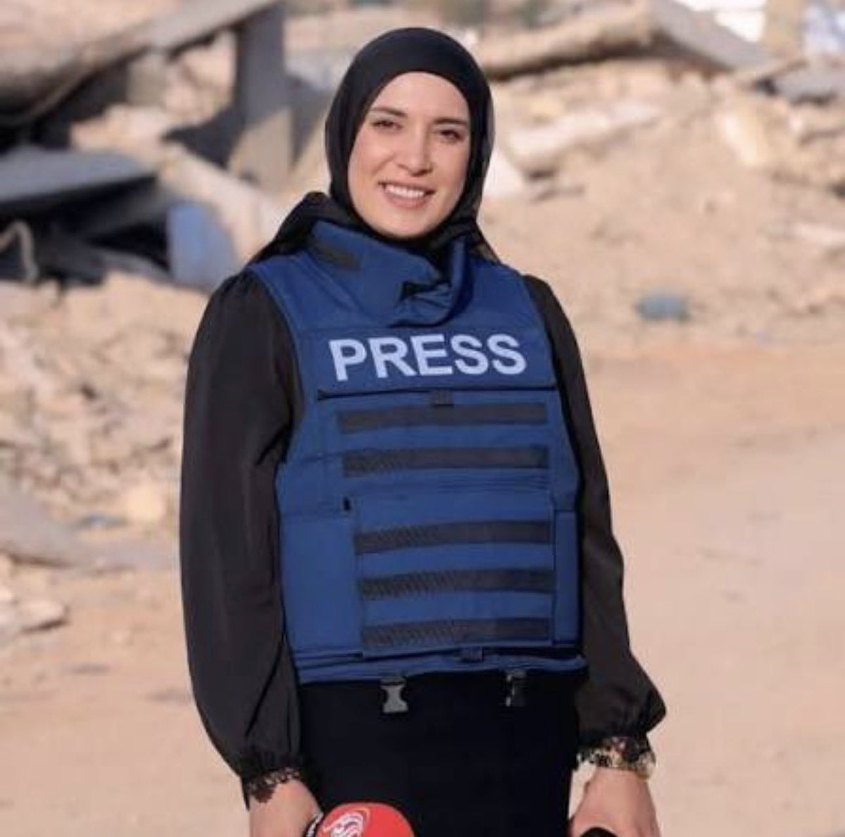 ZeinabSaffar's tweet image. Al-Akhbar newspaper: 

Ambulance crews have not yet been able to reach the two trapped colleagues, Amal Khalil and Zeinab Faraj, who are about 500 meters away, according to Red Cross paramedics, due to the road being cut off as a result of an Israeli raid.

#ceasefire