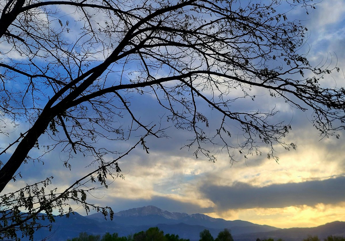 TamiK_Colorado's tweet image. Beautiful day to you all from #Colorful #Colorado with love ❤️ 
#beautiful #sky over #PikesPeak #Colorado #NaturePhotography 🗻🌲💙