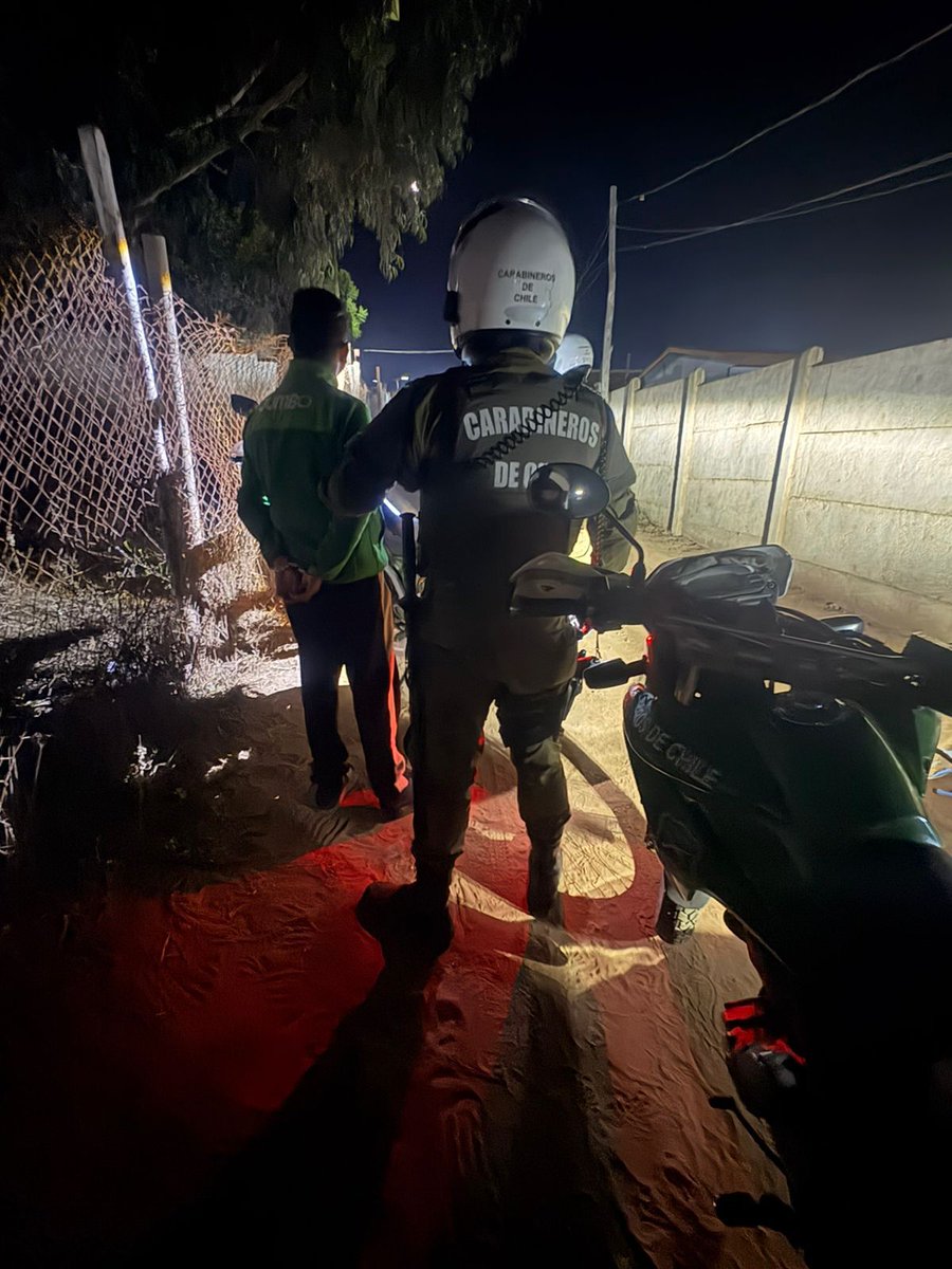 ZonaCarabValpo's tweet image. #Puchuncaví|Ronda Impacto
Éxitoso despliegue policial en el marco de una Ronda Impacto permitió la detención de ocho personas en #Horcón y #Ventanas, cinco de ellas permanecían prófugas de la justicia. Se incautaron ganzúas, armas blancas y un automóvil.