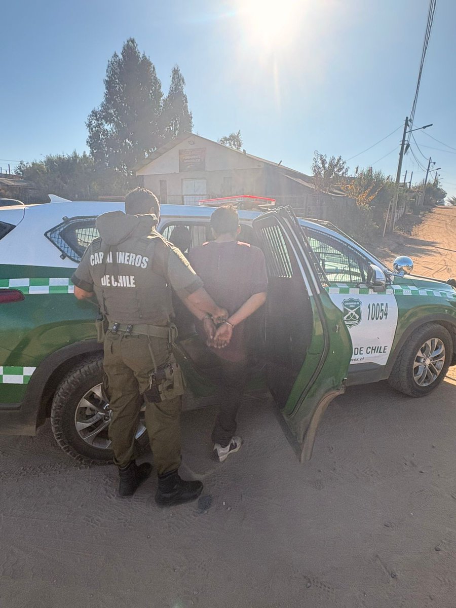 ZonaCarabValpo's tweet image. #Puchuncaví|Ronda Impacto
Éxitoso despliegue policial en el marco de una Ronda Impacto permitió la detención de ocho personas en #Horcón y #Ventanas, cinco de ellas permanecían prófugas de la justicia. Se incautaron ganzúas, armas blancas y un automóvil.
