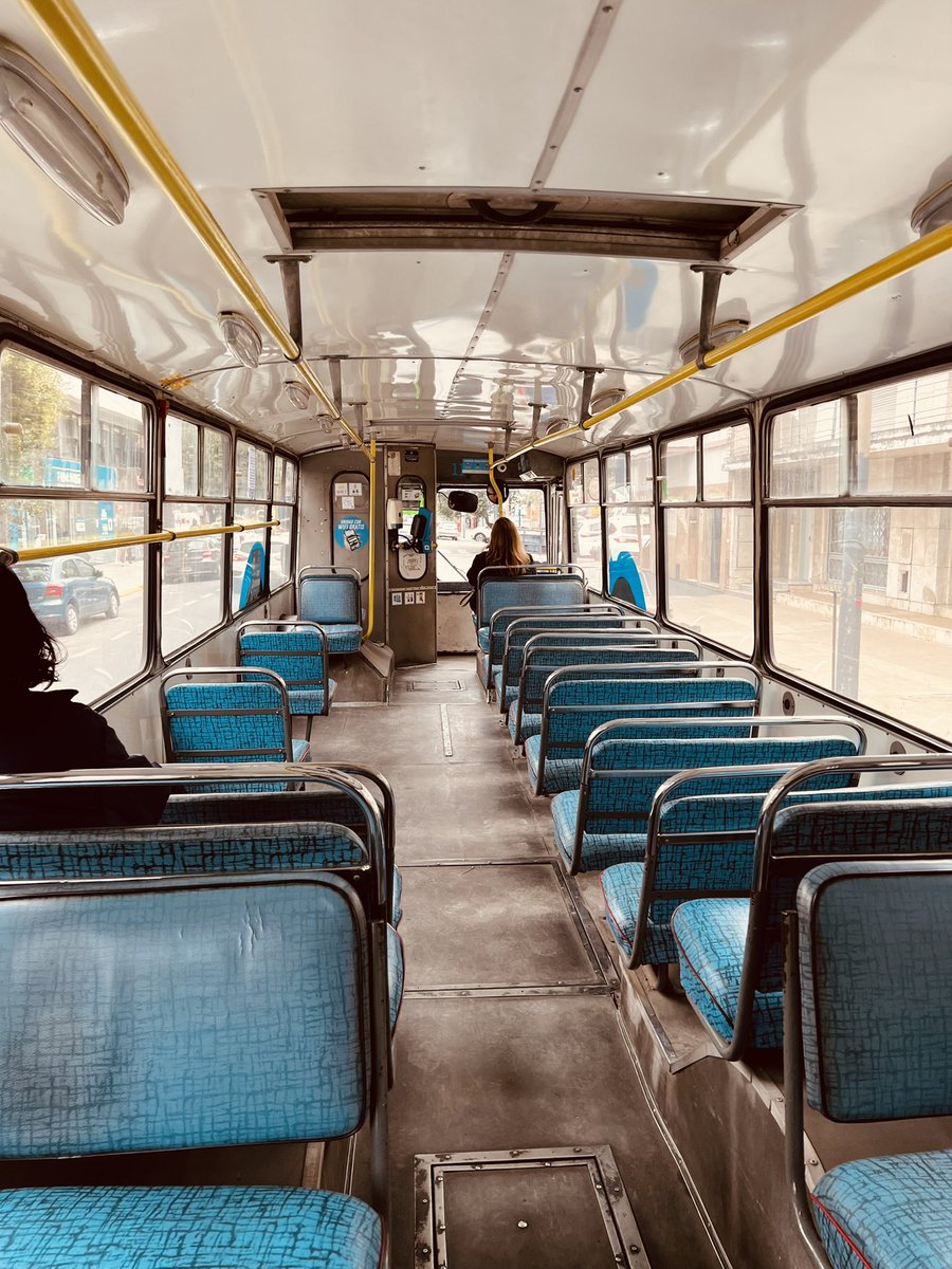 Hoy me tomé el trole vintage. De los pocos que quedan. Es ruidoso? Si. Es lento? Bastante. Pero tiene los asientos más cómodos de todo el transporte publico cordobés