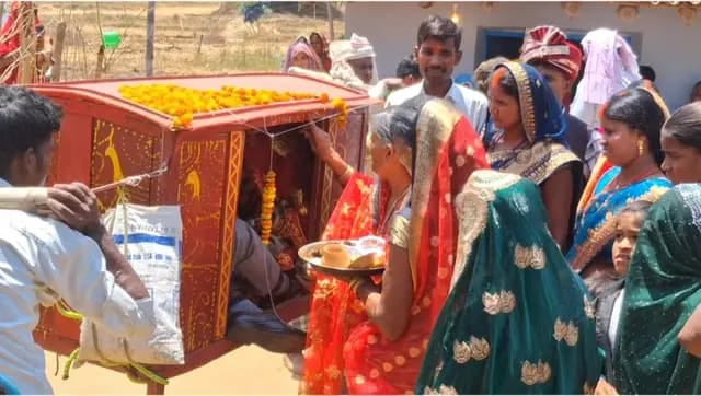 bstvlive's tweet image. सोनभद्र : दुद्धी क्षेत्र से अनोखी बरात चर्चा में

➡हरपुरा गांव से पालकी में निकला दूल्हा 
➡कारों के दौर में परंपरा निभाने की मिसाल
➡दुल्हन लेने पालकी से पहुंचा दूल्हा, उत्साह
➡रास्ते भर बरात देखने उमड़ी भारी भीड़ 

#Sonbhadra #Wedding #UttarPradesh