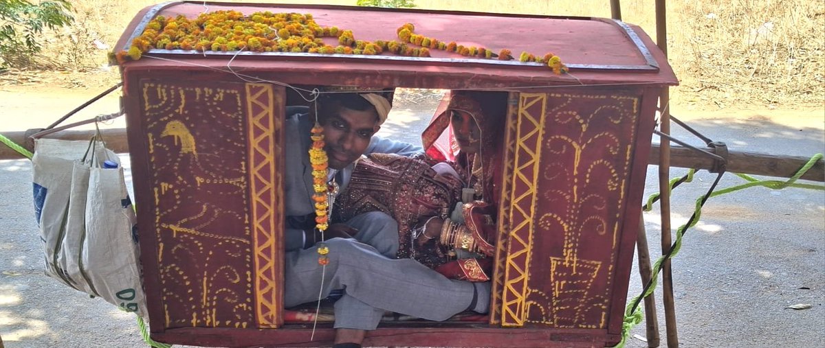 bstvlive's tweet image. सोनभद्र : दुद्धी क्षेत्र से अनोखी बरात चर्चा में

➡हरपुरा गांव से पालकी में निकला दूल्हा 
➡कारों के दौर में परंपरा निभाने की मिसाल
➡दुल्हन लेने पालकी से पहुंचा दूल्हा, उत्साह
➡रास्ते भर बरात देखने उमड़ी भारी भीड़ 

#Sonbhadra #Wedding #UttarPradesh