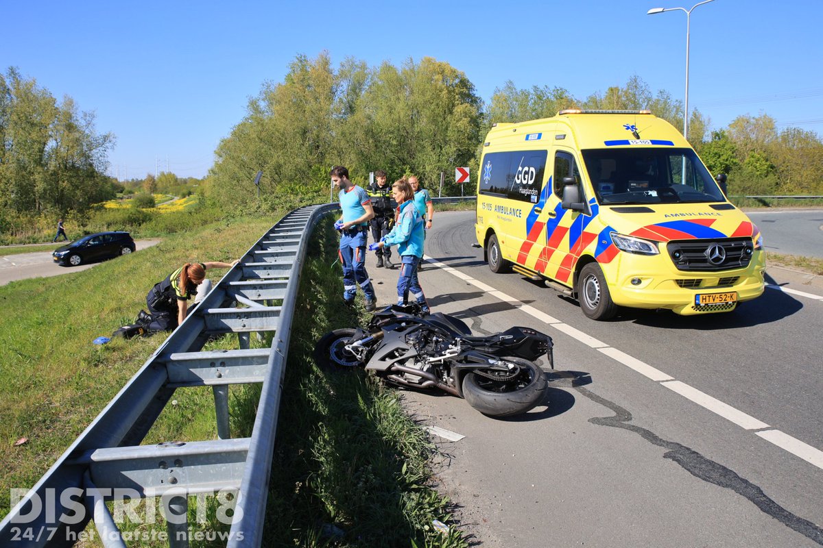 RedactieD8's tweet image. Op de #A4 bij afrit 14 is een motorrijder uit de bocht gevlogen. De motorrijder is lopend de ambulance ingestapt en vervolgens zonder spoed naar het ziekenhuis gebracht. Een berger heeft de motor meegenomen. De afrit is na het incident weer vrijgegeven voor verkeer. #Schipluiden