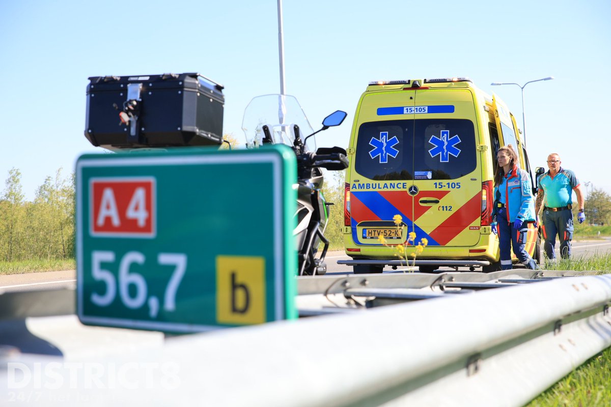 RedactieD8's tweet image. Op de #A4 bij afrit 14 is een motorrijder uit de bocht gevlogen. De motorrijder is lopend de ambulance ingestapt en vervolgens zonder spoed naar het ziekenhuis gebracht. Een berger heeft de motor meegenomen. De afrit is na het incident weer vrijgegeven voor verkeer. #Schipluiden