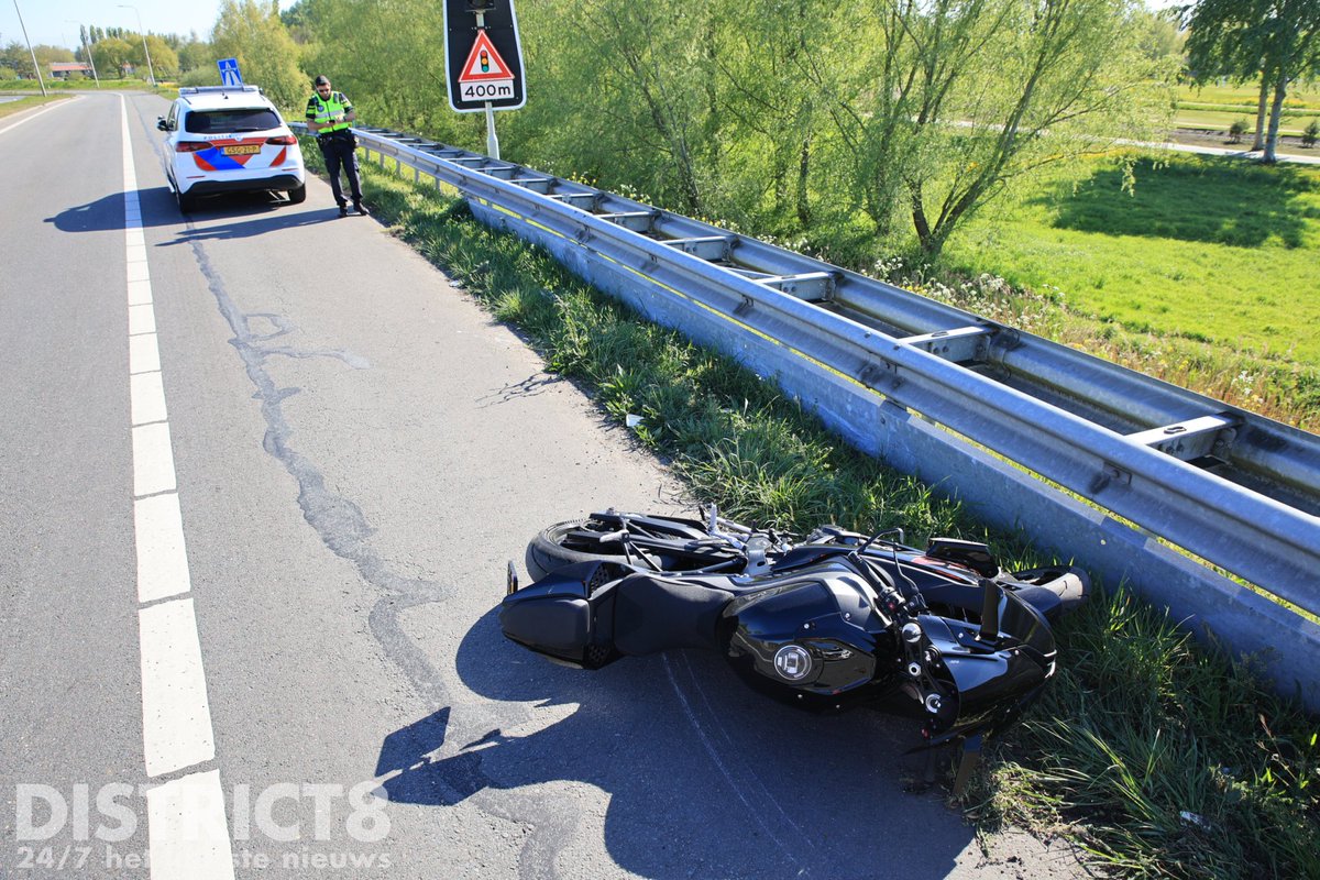 RedactieD8's tweet image. Op de #A4 bij afrit 14 is een motorrijder uit de bocht gevlogen. De motorrijder is lopend de ambulance ingestapt en vervolgens zonder spoed naar het ziekenhuis gebracht. Een berger heeft de motor meegenomen. De afrit is na het incident weer vrijgegeven voor verkeer. #Schipluiden