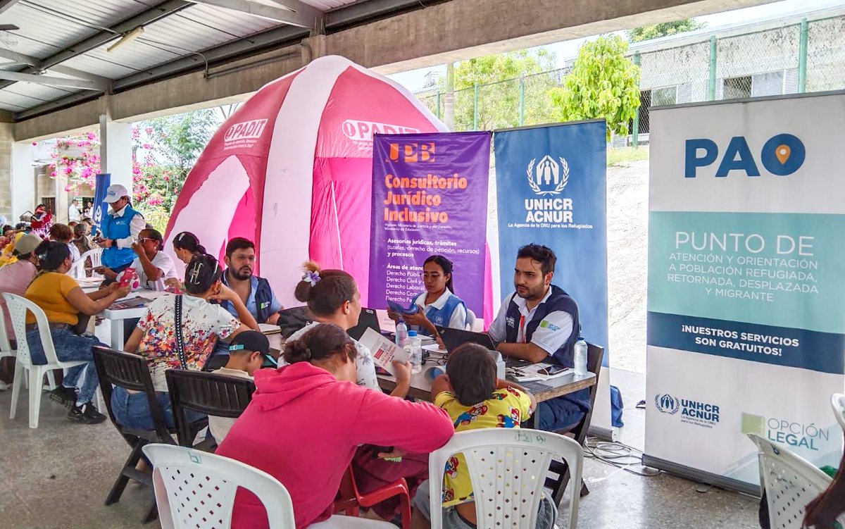 AcnurColombia's tweet photo. 📍 Sincelejo, Sucre 

🤝En la jornada Con pie derecho, junto a @alcaldiasljo y los Puntos de Atención y Orientación (PAO) de ACNUR, brindamos asistencia legal a 12 familias refugiadas, migrantes y retornadas. 
Fueron orientadas en regularización, salud, educación y empleabilidad. https://t.co/ILumdbkjhX