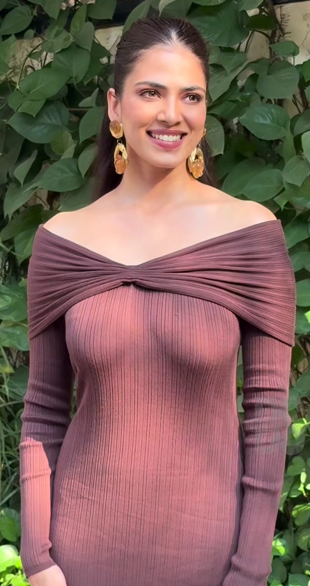 Sudhav143's tweet image. Malavika Mohanan is a total mood in this chocolate ribbed ensemble! Effortlessly chic, she continues to prove that minimalist styling is the ultimate power move. Those gold statement earrings are the cherry on top. 🌟🙌
​
​#MalavikaMohanan #FashionInspo #OOTD #Bollywood