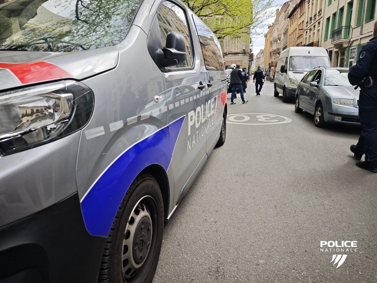 PoliceNat42's tweet image. #SécuritéDuQuotidien | Cette après-midi, pour votre sécurité, les policiers de @PoliceNat42 ont effectué une opération de contrôle en collaboration avec les policiers municipaux quartier de l'Attache aux bœufs et quartier du Crêt de Roc à #SaintÉtienne. 👮‍♀️🚓
#Protéger 🛡️