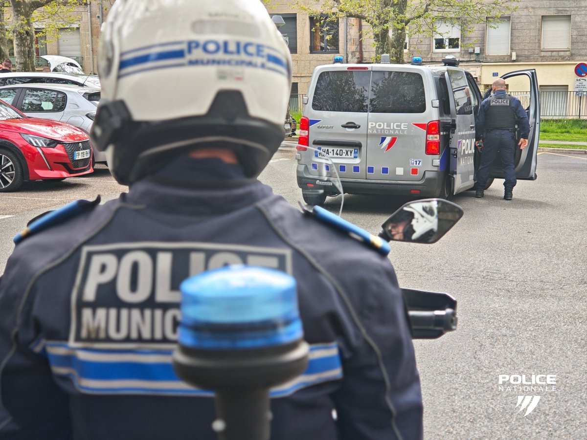 PoliceNat42's tweet image. #SécuritéDuQuotidien | Cette après-midi, pour votre sécurité, les policiers de @PoliceNat42 ont effectué une opération de contrôle en collaboration avec les policiers municipaux quartier de l'Attache aux bœufs et quartier du Crêt de Roc à #SaintÉtienne. 👮‍♀️🚓
#Protéger 🛡️