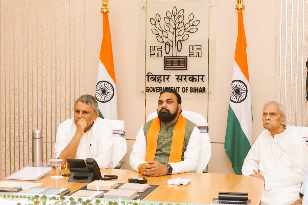 Journo_vivek's tweet photo. मुख्यमंत्री सम्राट चौधरी की पहली कैबिनेट के निर्णय
----------
मद्य निषेध, उत्पाद एवं निबंधन विभाग
 - राज्य में ज़मीन और संपत्तियों के निबंधन की प्रक्रिया अब ई-निबंधन सॉफ्टवेयर के माध्यम से पूरी तरह पेपरलेस होगी। 

- 80 वर्ष या उससे अधिक उम्र के वरिष्ठ नागरिकों की सुविधा के लिए मोबाइल रजिस्ट्रेशन यूनिट के माध्यम से घर बैठे निबंधन की सुविधा उपलब्ध कराई जाएगी। 

पर्यटन विभाग
- सोनपुर कॉरिडोर : सारण जिले के सोनपुर में बाबा हरिहरनाथ मंदिर परिक्षेत्र का विकास 'काशी विश्वनाथ कॉरिडोर' की तर्ज पर किया जाएगा, जिसके लिए 680 करोड़ रुपये की प्रशासनिक स्वीकृति दी गई है। 

- तारापुर (मुंगेर) में आदियोगी : तारापुर में 15.01 एकड़ भूमि पर ईशा फाउंडेशन द्वारा 'आदियोगी' की प्रतिमा और आधुनिक सुविधाओं वाला योग केंद्र स्थापित किया जाएगा. इसके लिए फाउंडेशन को 1 रुपये के टोकन शुल्क पर 99 साल की लीज पर ज़मीन दी जाएगी. यह देवघर मार्ग से जुड़ा होगा। 

युवा, रोजगार एवं कौशल विकास विभाग
- 'पीएम-सेतु' योजना के तहत राज्य के 75 ITI (औद्योगिक प्रशिक्षण संस्थानों) को अत्याधुनिक कौशल प्रशिक्षण केंद्रों के रूप में विकसित किया जाएगा, जिसकी कुल लागत 3615 करोड़ रुपये तय की गई है.

नगर विकास एवं आवास विभाग
-पटना, सोनपुर, गयाजी, दरभंगा सहित कुल 11 टाउनशिप के सुनियोजित विकास के लिए मास्टर प्लान तैयार किया जा रहा है. इसके लिए इन क्षेत्रों में 2027 तक भूमि के क्रय-विक्रय और भवनों के निर्माण पर रोक लगा दी गई है.

सूचना प्रावैधिकी (IT) विभाग
- IIT पटना रिसर्च पार्क : 11 एकड़ ज़मीन पर रिसर्च पार्क की स्थापना के लिए राज्य सरकार द्वारा 305 करोड़ रुपये का सहायक अनुदान स्वीकृत किया गया है.

- इन्क्यूबेशन सेंटर (फेज-2) : IIT पटना में ही स्टार्ट-अप्स (खासकर डीप-टेक और सेमीकंडक्टर) को बढ़ावा देने के लिए इन्क्यूबेशन सेंटर के फेज-2 हेतु 39.01 करोड़ रुपये की स्वीकृति दी गई है.

- एकीकृत सहयोग हेल्पलाइन : नागरिकों की शिकायतों के त्वरित और पारदर्शी निवारण के लिए 'सहयोग हेल्पलाइन' के संचालन हेतु 72.76 करोड़ रुपये स्वीकृत किए गए हैं.

गृह विभाग
- पुलिस वाहनों की खरीद : महिला पुलिस कर्मियों (पुलिस दीदी) के लिए 1500 स्कूटी और अन्य पुलिसकर्मियों के लिए 3200 मोटरसाइकिल खरीदने हेतु कुल 66.75 करोड़ रुपये मंजूर किए गए हैं.

- ERSS एवं डाटा सेंटर : राजीव नगर, पटना में ERSS और राज्य पुलिस डाटा सेंटर के स्थायी भवन निर्माण के लिए 172.80 करोड़ रुपये की स्वीकृति दी गई है.

- फायर सेफ्टी : बहुमंजिला इमारतों में आग बुझाने के लिए 62 मीटर ऊंचाई वाले हाइड्रोलिक प्लेटफॉर्म (टर्न टेबल लैडर) की खरीद के लिए 18 करोड़ रुपये स्वीकृत किए गए हैं.

 - NFSU कैम्पस : पटना के पुनपुन में राष्ट्रीय फॉरेंसिक साइंस यूनिवर्सिटी (NFSU) के ऑफ-कैम्पस के निर्माण हेतु ज़मीन अधिग्रहण के लिए 287.16 करोड़ रुपये की स्वीकृति मिली है.

आपदा प्रबंधन विभाग
-'सामूहिक सड़क दुर्घटना' को पुनः राज्य की विशेष आपदा में शामिल किया गया है. इससे सड़क दुर्घटना में मृतकों के परिजनों और गंभीर रूप से घायलों को SDRF के तहत अनुग्रह अनुदान का त्वरित भुगतान मिल सकेगा.

नागरिक उड्डयन विभाग
- सोनपुर (सारण) और अजगैबीनाथ धाम (भागलपुर) में नए ग्रीनफील्ड हवाई अड्डों के विकास का मास्टर प्लान और DPR तैयार करने के लिए एजेंसी (मेसर्स राइट्स लिमिटेड) को 5.06 करोड़ रुपये की स्वीकृति दी गई है.

जल संसाधन विभाग
- सोन नदी जल बंटवारा : बिहार और झारखंड के बीच सोन नदी के पानी के बंटवारे का पुराना विवाद सुलझ गया है, जिसके अनुसार बिहार को 5.75 MAF और झारखंड को 2.00 MAF पानी मिलेगा. इससे इन्द्रपुरी जलाशय परियोजना का रास्ता साफ हो गया है.

- गंगाजल उद्वह सिंचाई योजना : कैमूर जिले में सिंचाई सुविधा के लिए उत्तर प्रदेश के गाजीपुर (जमानियां) में गंगा नदी पर पम्प हाउस बनाने के लिए 5.86 हेक्टेयर भूमि का क्रय किया जाएगा.

राजस्व एवं भूमि सुधार विभाग
- दरभंगा एयरपोर्ट : स्थायी सिविल एन्क्लेव के निर्माण के लिए 1.35 एकड़ ज़मीन भारतीय विमानपत्तन प्राधिकरण को निःशुल्क हस्तांतरित की गई है.

- CNLU पटना : चाणक्य नेशनल लॉ यूनिवर्सिटी के निर्माण के लिए पटना में 7 एकड़ ज़मीन उच्च शिक्षा विभाग को दी गई है.

 - NIFT बेगूसराय : नेशनल इंस्टीट्यूट ऑफ फैशन टेक्नोलॉजी की स्थापना के लिए बेगूसराय के बरौनी में 20 एकड़ ज़मीन उद्योग विभाग को निःशुल्क हस्तांतरित की गई है.
#BiharGovernment #samratchoudhary #FirstCabinet #CabinetDecisions #Cabinet @samrat4bjp