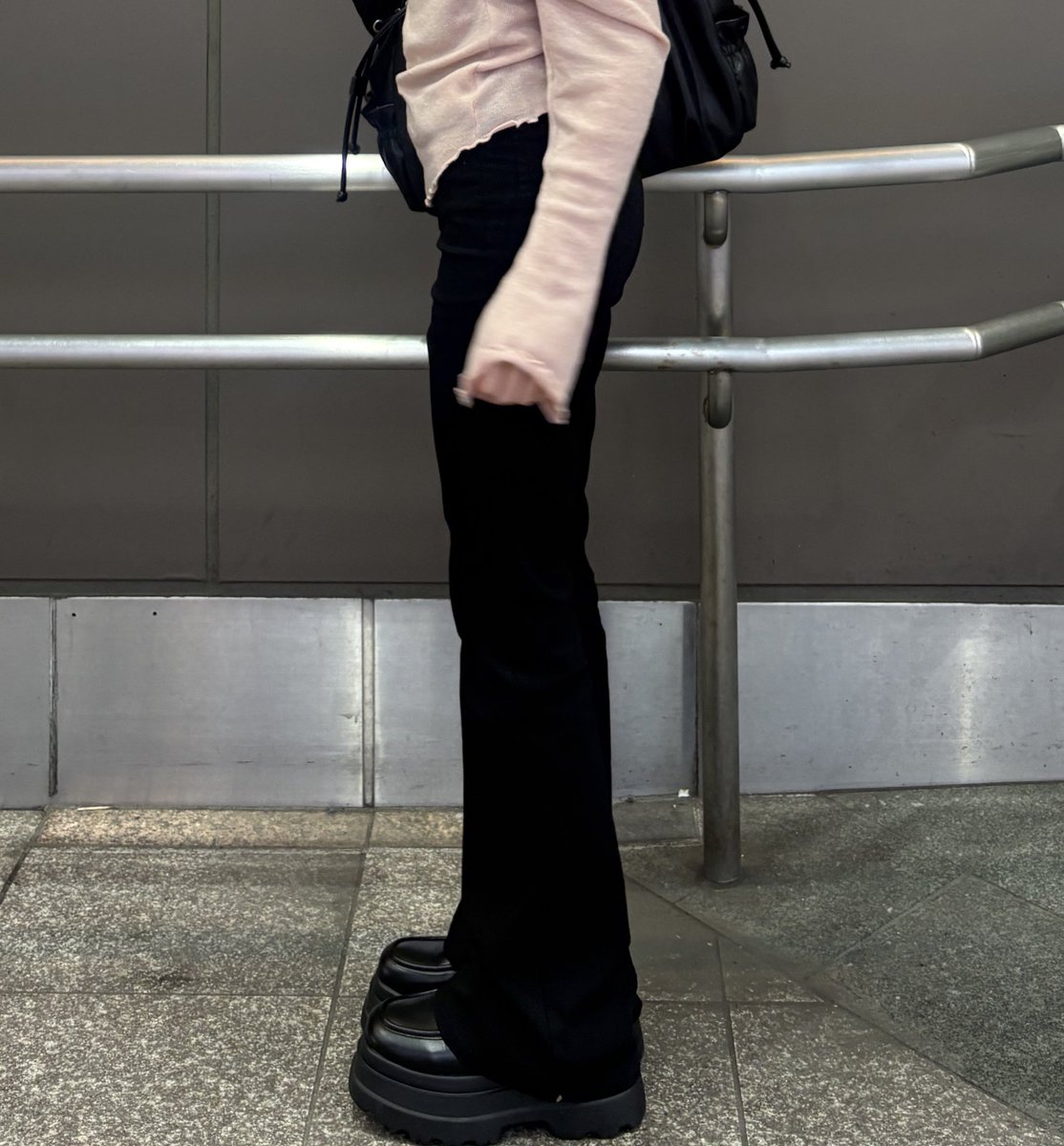 __o0nan's tweet photo. GRLのストレッチフレアパンツ履いてるとほぼ確で痩せた？？って聞かれるの不思議すぎる、、、痩せてないはずなのに
でも明らかに細見えするし脚綺麗に見える https://t.co/VKnYWyZmyb