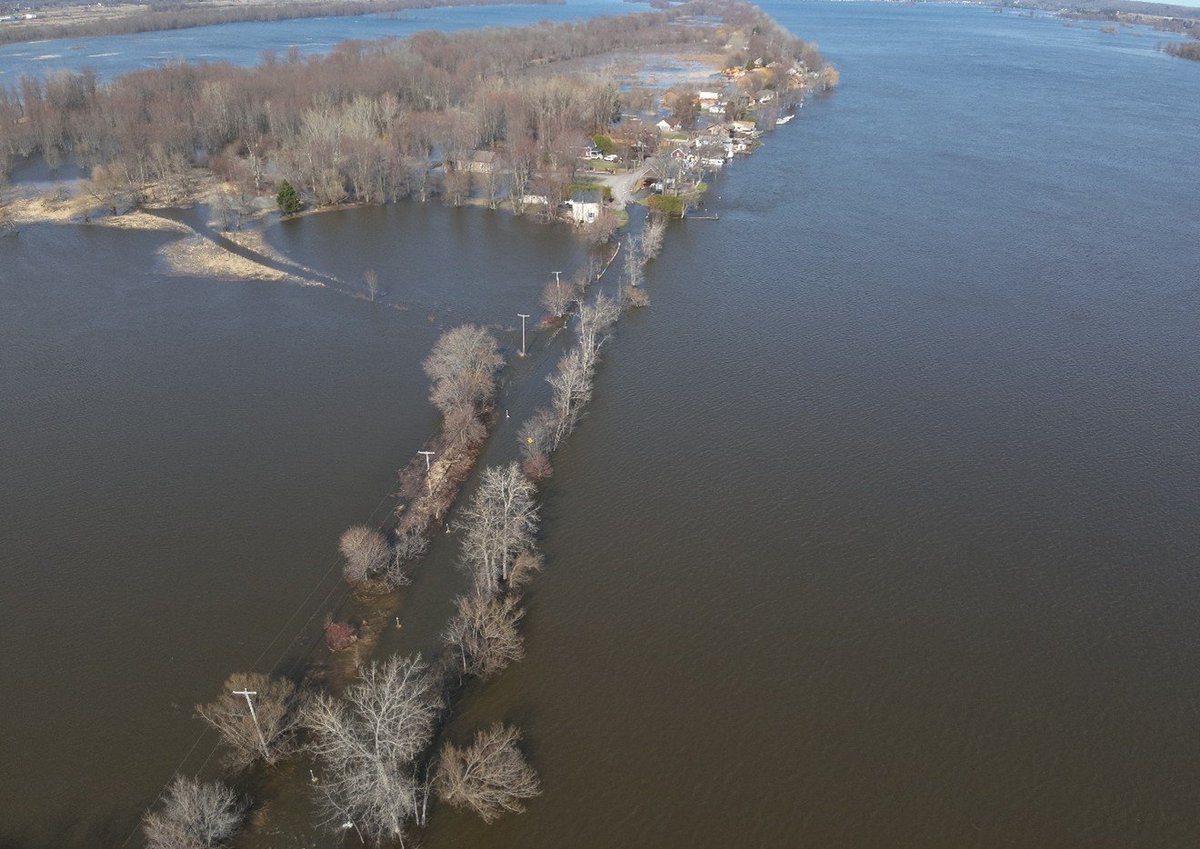 ville_gatineau's tweet photo. 🌊 Mise à jour concernant les inondations – Les niveaux d'eau et les débits tendent à se stabiliser

La pointe des niveaux d'eau devrait être atteinte au cours de la journée d'aujourd'hui. La collaboration et la vigilance de la population demeurent essentielles.

❓ Détails: https://t.co/ILGcHFoeng