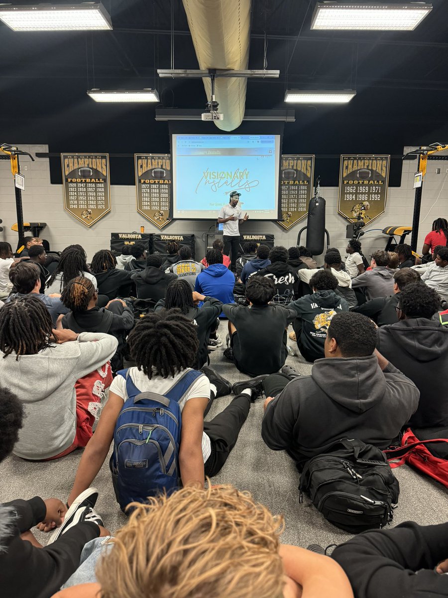 24VHSFootball's tweet photo. Huge thank you to former Wildcat Avery Corbett for pouring into our team today. Your insight on becoming a business owner and preparing for life after football made a real impact 💯📊

We appreciate you showing our athletes that success goes far beyond the game‼️

#DATE #GOCATS https://t.co/coYvD4yFED