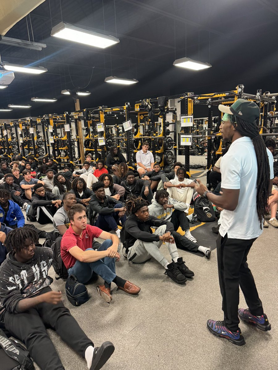 24VHSFootball's tweet photo. Huge thank you to former Wildcat Avery Corbett for pouring into our team today. Your insight on becoming a business owner and preparing for life after football made a real impact 💯📊

We appreciate you showing our athletes that success goes far beyond the game‼️

#DATE #GOCATS https://t.co/coYvD4yFED