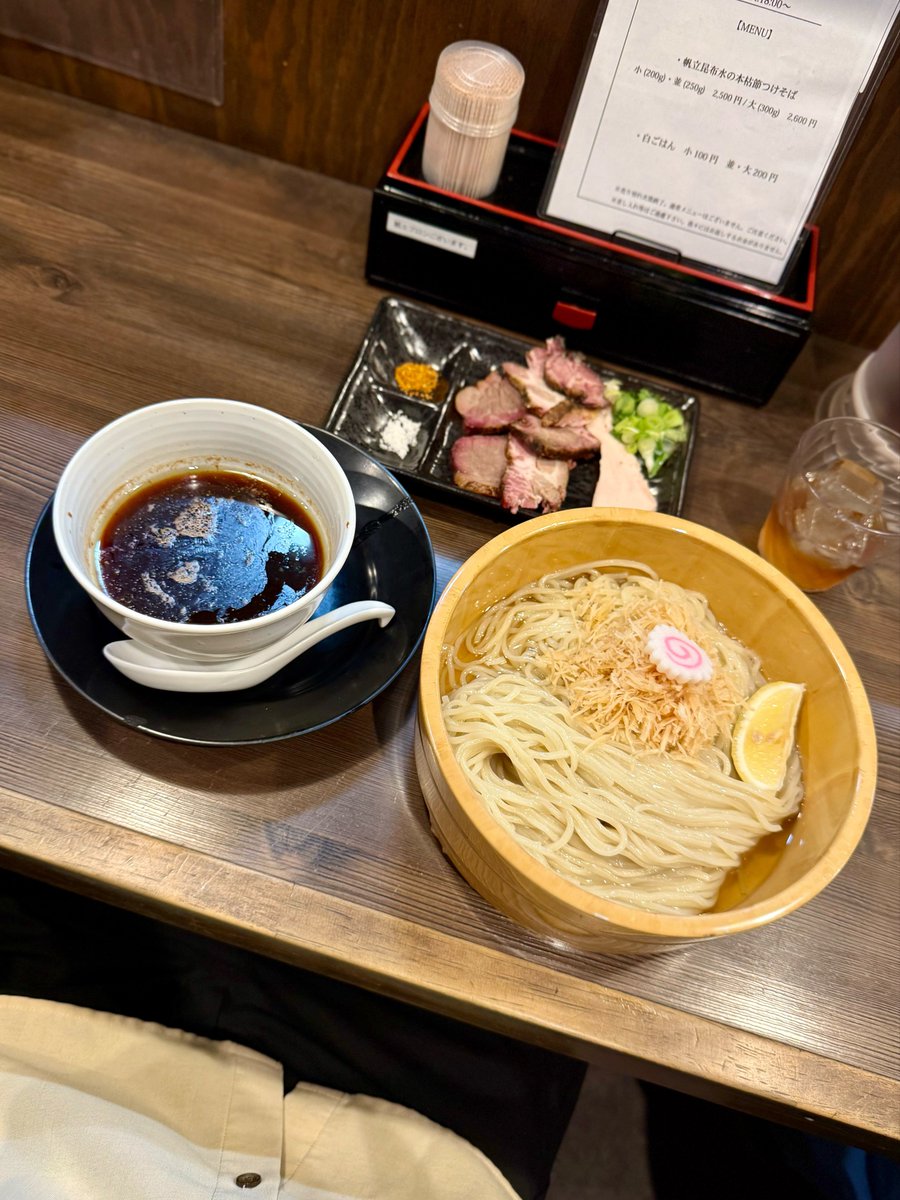 masuocc's tweet photo. 【極汁美麺 umami】×【結鶏麺】

🍜『帆立昆布水の本枯節つけそば(並)』

お誕生日コラボ🎂
帆立と昆布水の組み合わせが最高でウマすぎた🐎
チャーシューも超最高🤤
なめこ汁のスープ割も好きすぎた🥹
大満足の一杯でした🍜 https://t.co/XIFH5GMmYM