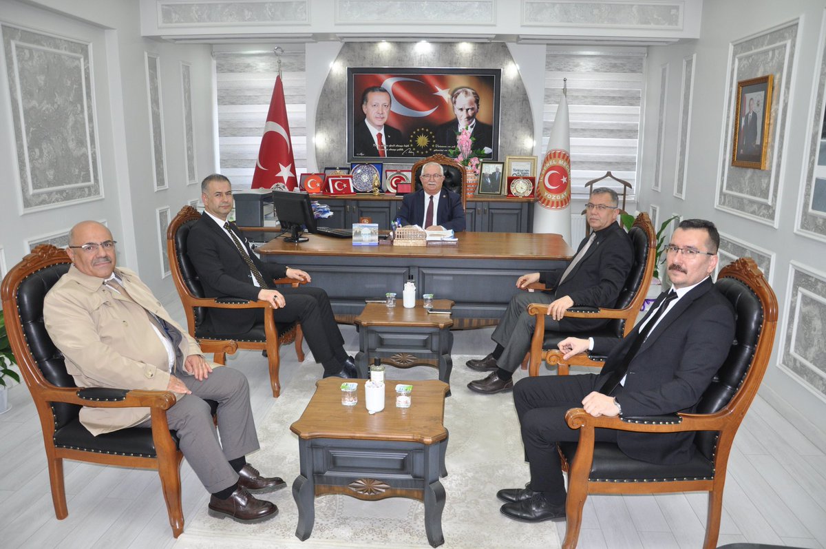 Yozgat İl Milli Eğitim Müdürü İsmail Altınkaynak beraberinde Müdür yardımcılarıyla ziyaretime gelmişlerdir.Müdürümüze nazik ziyaretleri için teşekkür ediyorum.