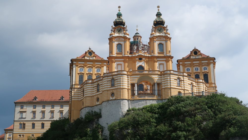 Kathpress_Wien's tweet photo. Die von den meisten Touristen besuchte Bibliothek Österreichs startet ein neues Restaurierungsprojekt: Prunkräume der Melker Stiftsbibliothek werden bei laufendem Betrieb auf Vordermann gebracht #stiftmelk #Barock: https://t.co/o8EgNIENVT https://t.co/qr6l1d5XdO