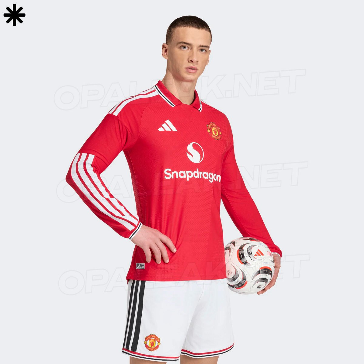 utdreport's tweet image. Official pictures of the #mufc 2026/27 home kit [@opaleak]