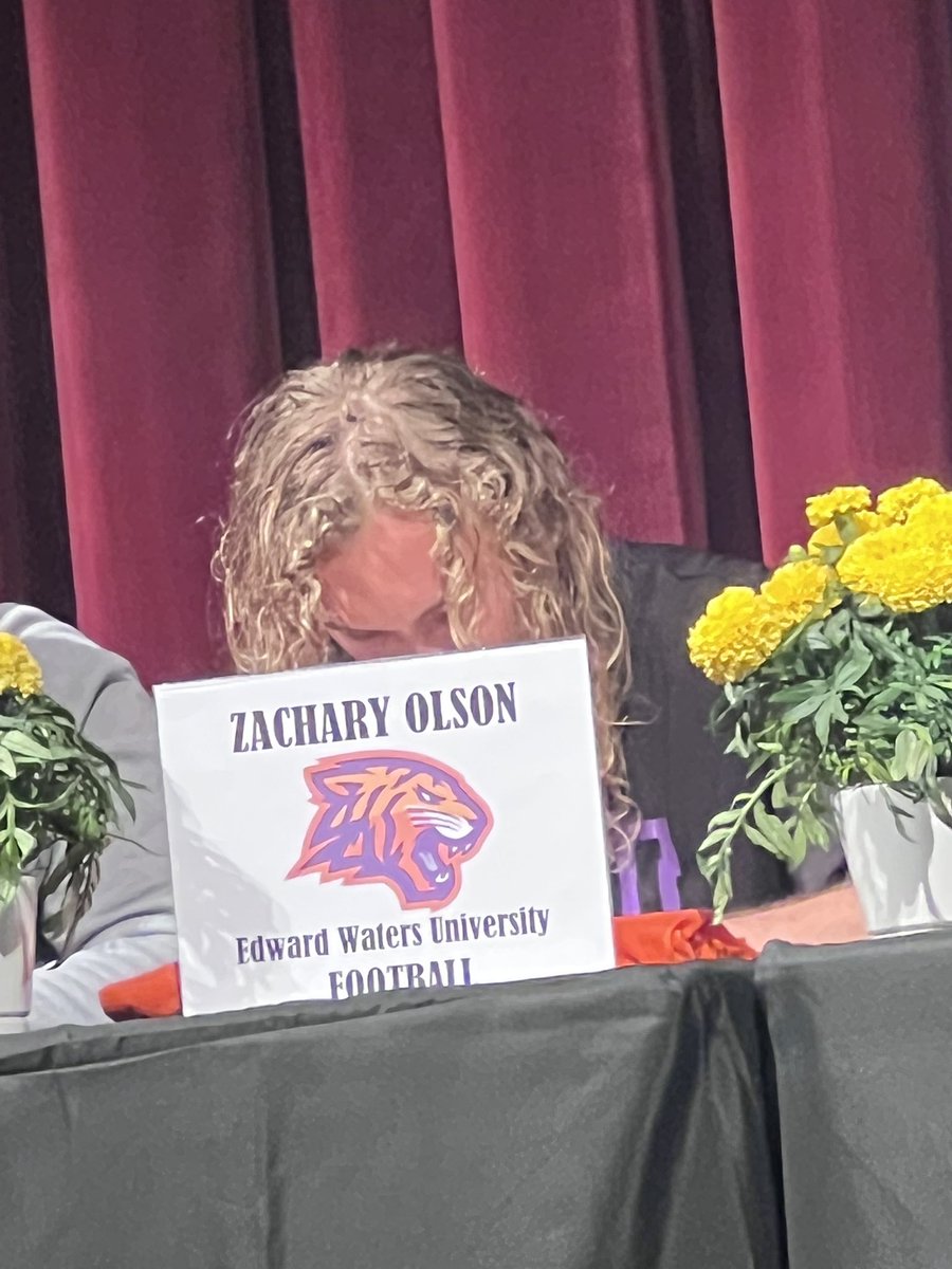 zacholson321's tweet photo. SIGNED beyond blessed to be able to sign to Edward Waters University thank you to God and thank you to all my coachs for getting me where i’m at and i’m ready to work #gotigers 💜🧡 @CoachJoeNieves @CoachDHayes1 @MerrittIslandFB @SchwabTy @coachpurvin @CoachMurray47 @CoachWat321 https://t.co/ufGQlB0cKL