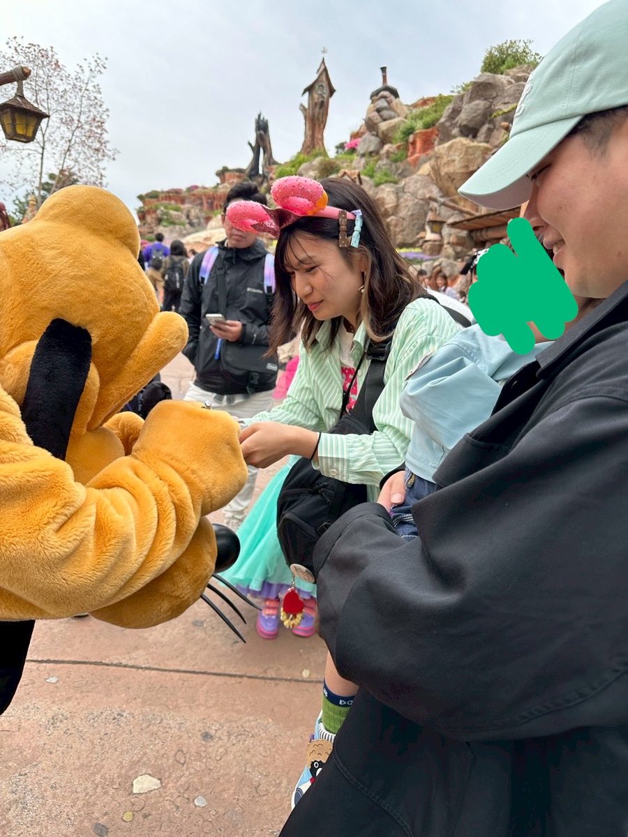 haru_lor's tweet photo. サインくださーい🥰しに行ったら
「え！俺かっこよくない？」
みたいな感じで周りのみんなに自分のカード嬉しそうに自慢してたプルートが可愛すぎて滅ッ🤦‍♀️ https://t.co/IQLbNhbztd