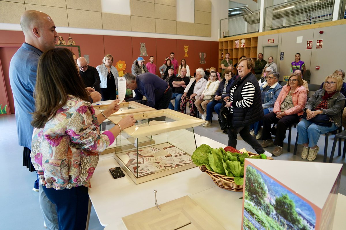 ComuEncamp's tweet photo. 🌽👩‍🌾 L’hort també uneix generacions!
Persones jubilades es mantenen actives a Terres Primeres i comparteixen experiències amb joves d’@espaijoveencamp 🥕👦
20 anys sembrant salut, vincles i qualitat de vida 🌱💚
+ Info: https://t.co/Vjowg9iLG9 https://t.co/fd0pJ5AerW