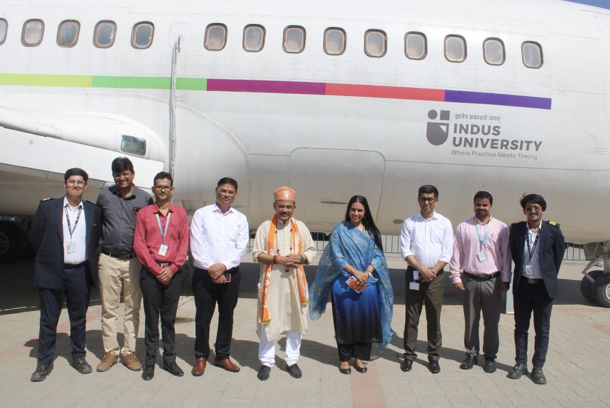 एक सूचना आप सब मित्रों से साझा करनी है ----गुजरात की प्रतिष्ठित इंडस यूनिवर्सिटी ने मुझे डीलिट ( Doctor of Literature (D.Litt.) की मानद उपाधि से सम्मानित किया है ---विश्वविद्यालय परिसर में आयोजित एक भव्य समारोह में मुझे यह डिग्री प्रदान की गई ---इस सम्मान के लिए इंडस यूनिवर्सिटी