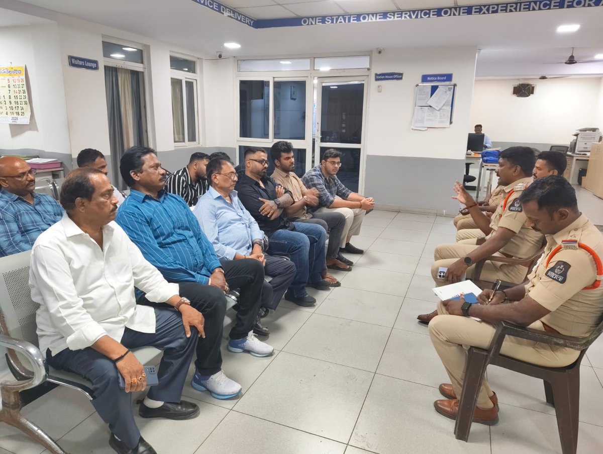 shoabids's tweet photo. In  view of the upcoming Bakrid festival, Sri K. Parashuram, SHO Abids, and  K. Prasad Rao, DI along with  Sub-Inspectors, conducted a meeting with  the locality elders and briefed them on measures to ensure the peaceful  conduct of the festival. https://t.co/1zi3icfYB6