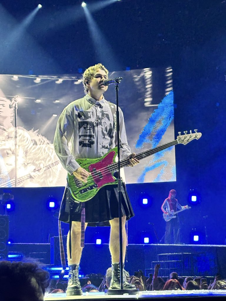 BineLikesCookis's tweet photo. Crying in 5sos 🥲🌟
#EASberlin https://t.co/iUBYiDKpQU