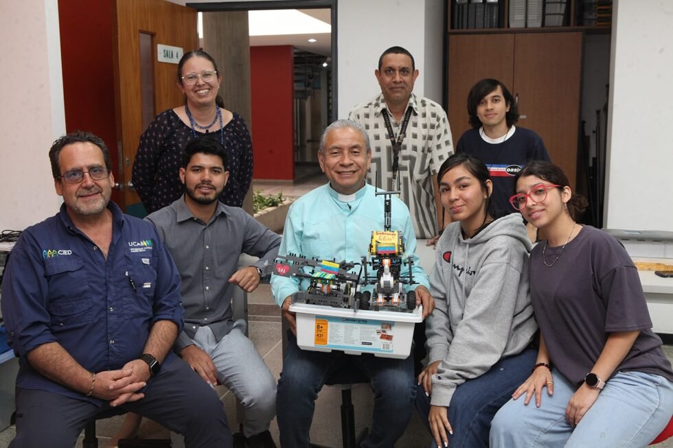 Extensión Social UCAB tweet media