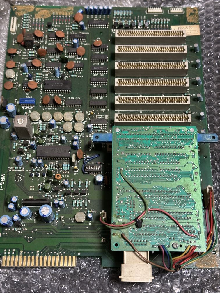 昔、ゲーセンでファミコンが遊べた筐体（タイマーで遊べるやつ）があったと思いますが、基板が見つかりました。
ファミコンの基板がそのまま使われててわろた。