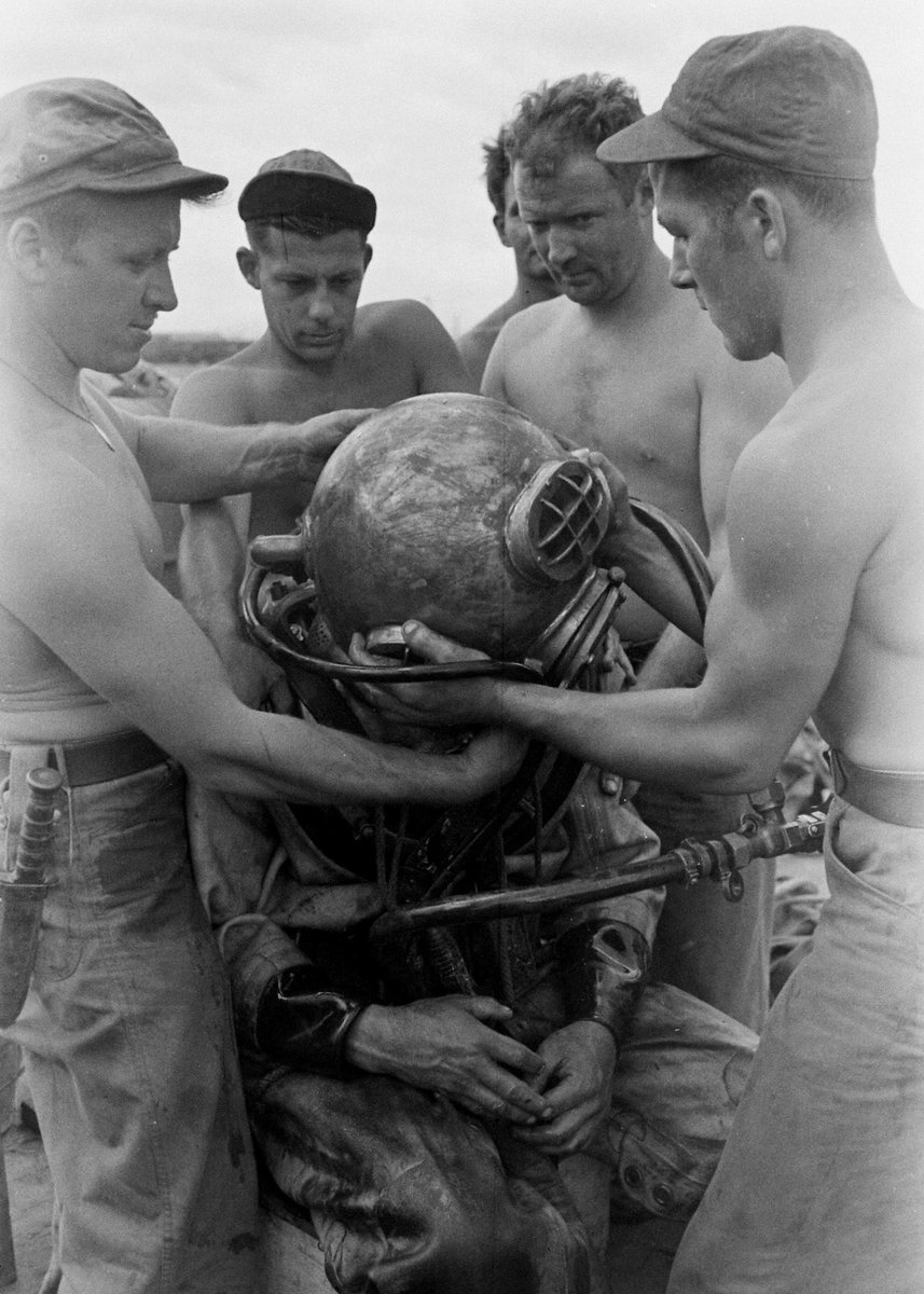 davidmbrownbtl's tweet image. A US Navy hard hat diver comes up after performing salvage work on ships damaged or sunk in Manila Bay, Philippines during WWII. Photo Credit National Archives.
#wwii #wwiihistory #diver #navydiver
