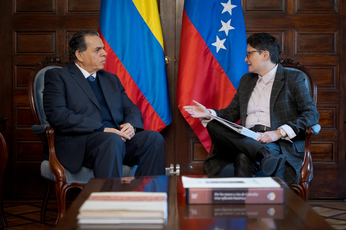Cancilleria_ve's tweet image. 📰#Noticia | Embajador Ramón Orlando Maniglia presenta Copias de Estilo ante Cancillería colombiana

La presentación de las Copias de Estilo simboliza la voluntad política de seguir avanzando en la consolidación de relaciones fraternas.

mppre.gob.ve/publicacion/71…