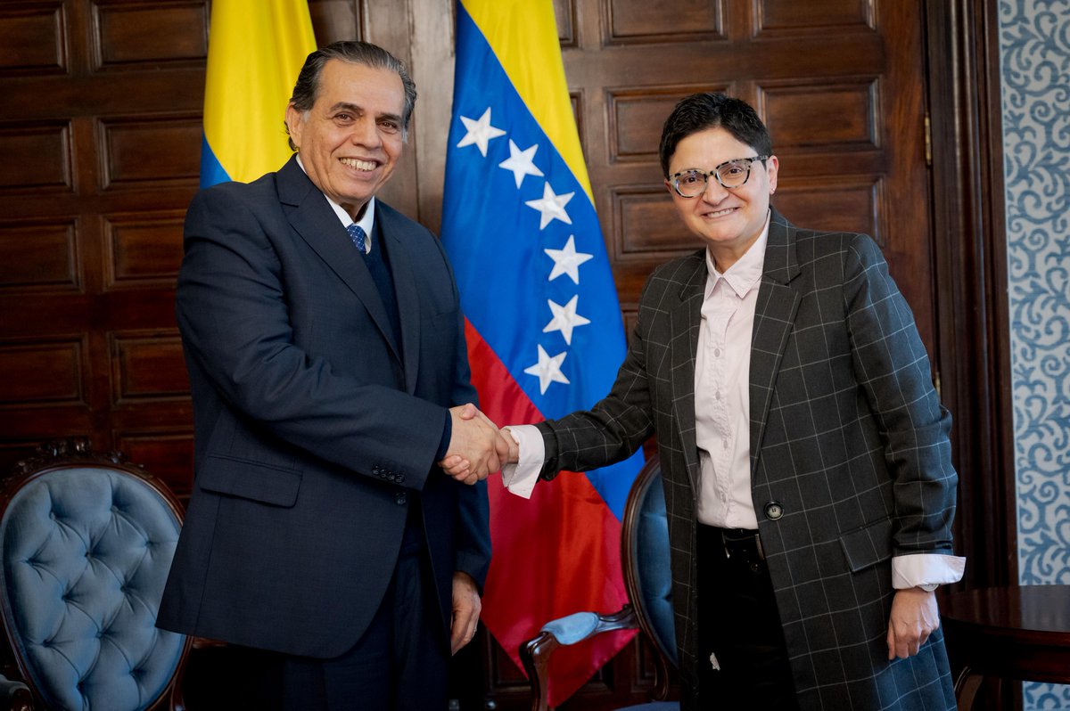 Cancilleria_ve's tweet image. 📰#Noticia | Embajador Ramón Orlando Maniglia presenta Copias de Estilo ante Cancillería colombiana

La presentación de las Copias de Estilo simboliza la voluntad política de seguir avanzando en la consolidación de relaciones fraternas.

mppre.gob.ve/publicacion/71…
