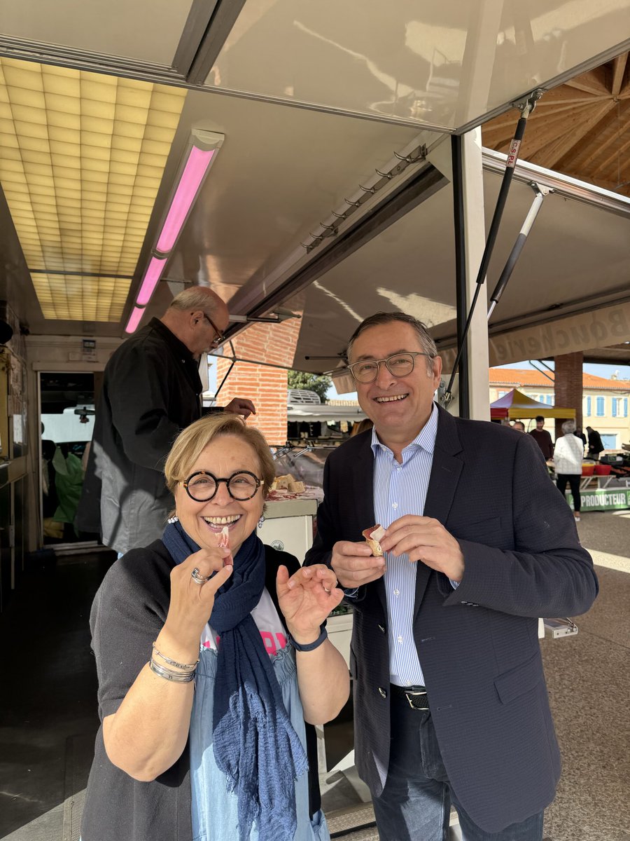 jfportarrieu's tweet photo. Avec Chantal Aygat, Maire de Merville, ce matin au marché. Un lieu convivial et dynamique, bien valorisé par la halle qui en fait un véritable atout pour la commune. Une matinée d’échanges riches et agréables avec nos commerçants et producteurs de notre Nord toulousain. https://t.co/BnrOjRF9bK