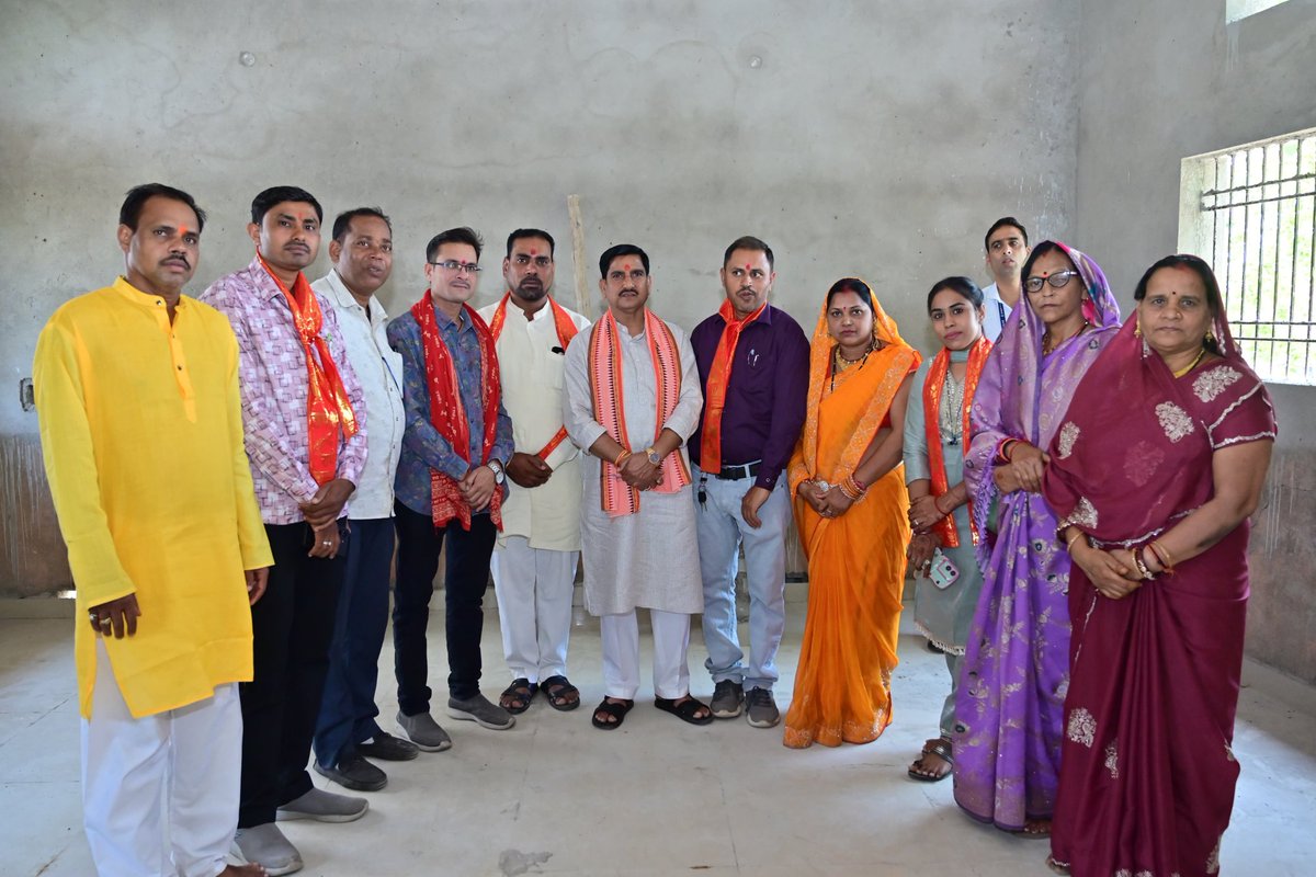 tokhansahu_bjp's tweet photo. अपने संसदीय क्षेत्र बिलासपुर के तिफरा स्थित साहू भवन में श्री युगल किशोर जी इसके उपरांत श्री राम कुमार साहू जी तथा बिल्हा में श्री विनय अग्रवाल जी के यहां आयोजित वैवाहिक कार्यक्रमों में सम्मिलित हुआ।

@bjp4cgstate @bjp4india 
#hamarsansadhamartokhan 
#bestwishes #futureendeavors https://t.co/sWoh3zdSyM