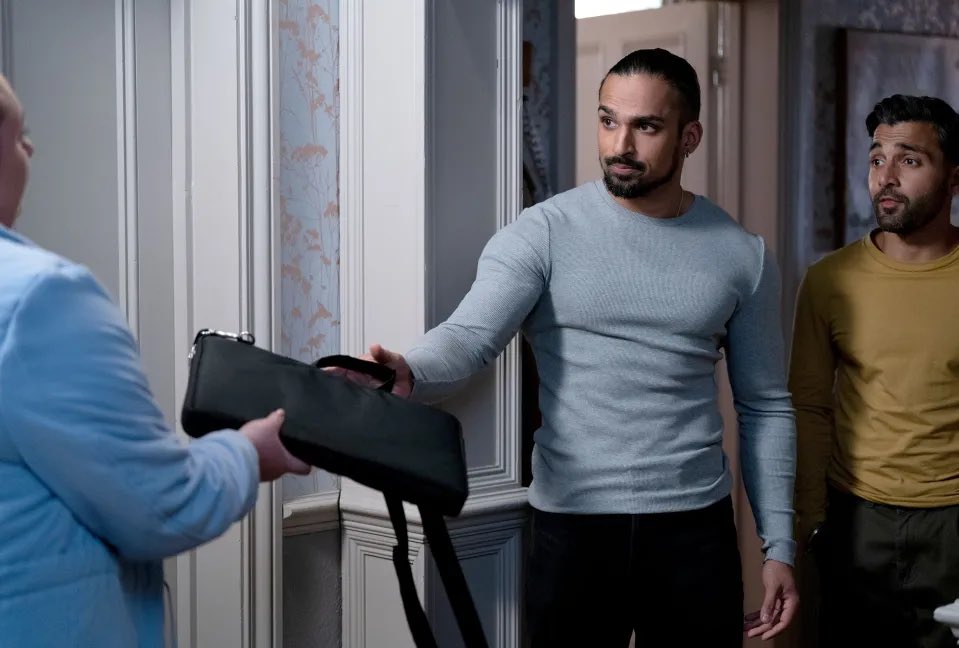 andybfaedundee's tweet photo. Linda kills Keanu
🔽
Bernie embezzles from the Panesars in revenge
🔽
Ravi &amp; the Panesars strugggle for money as a result which leads Ravi back into drug dealing
🔽
Ravi becomes an informant after being caught &amp; the stress leads him to a mental health crashout https://t.co/E9kjMALziH