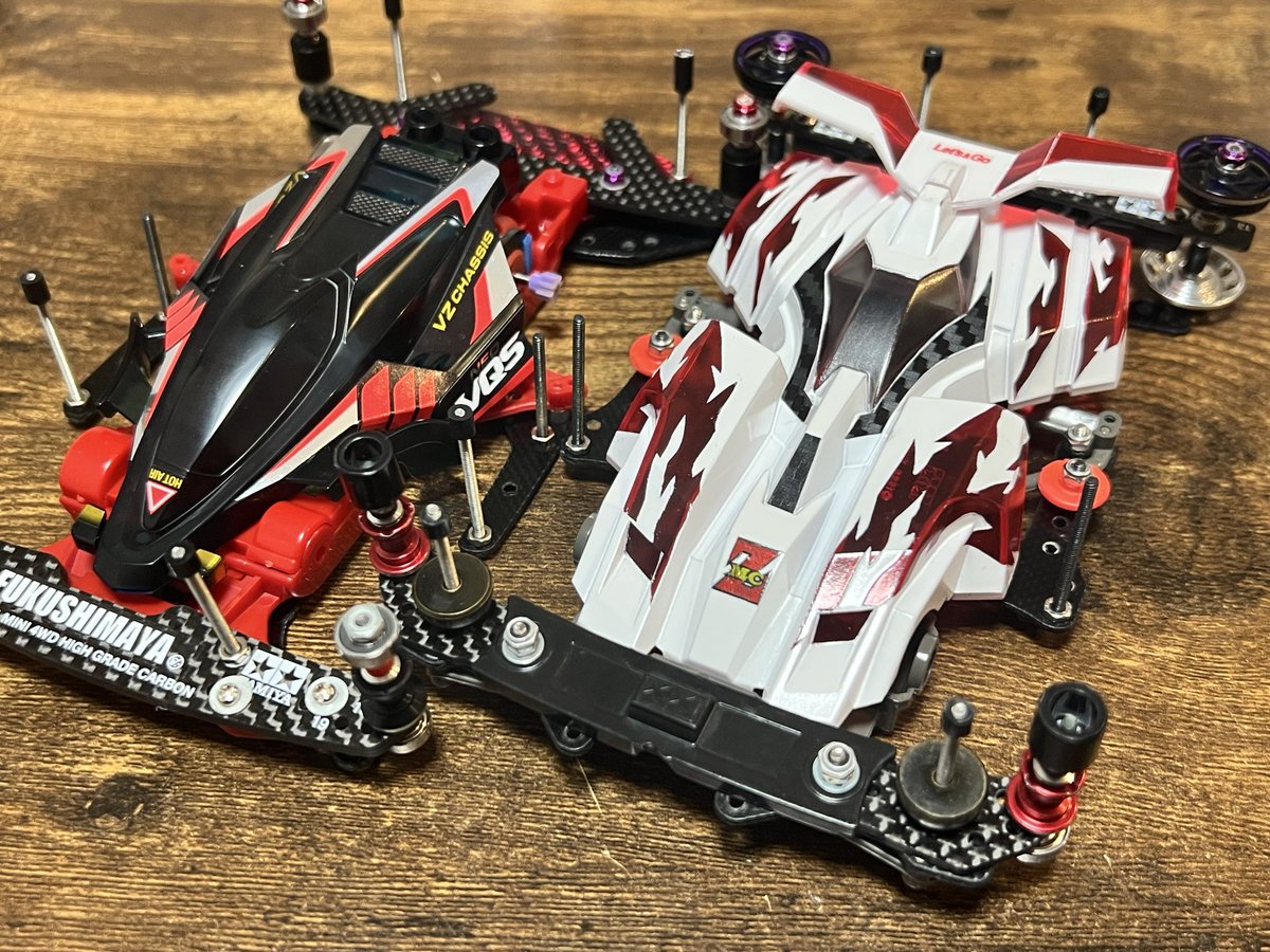 hiranonakajima's tweet image. 裏レース用の旧シャーシ達
レイアウトまなかな〜😎
