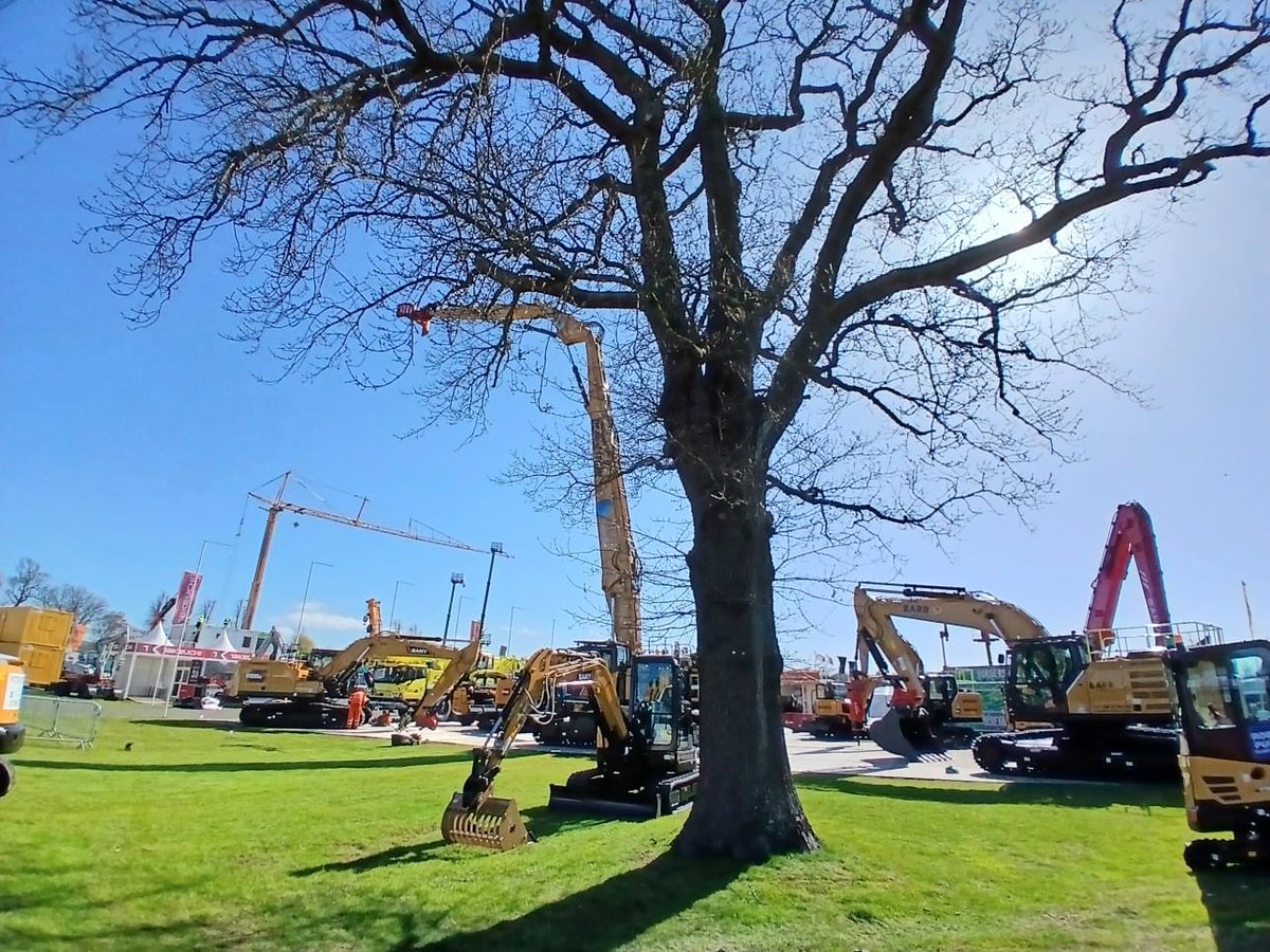 ScotPlantEvent's tweet photo. The sun is splitting the trees at the Royal Highland Centre in Edinburgh as the build-up to @ScotPlantEvent gathers pace. The sun always shines on ScotPlant! ☀️🕶️ https://t.co/uFO0wo9zU8