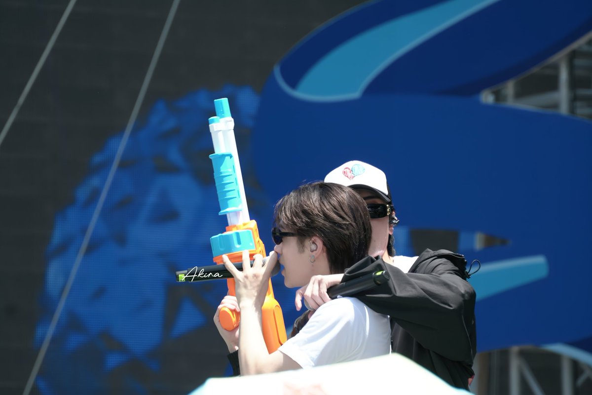 Light_Akira's tweet image. ไมค์ก็ต้องเช็ค ปืนก็ต้องเล่น ลูกก็ต้องดูแล 🤣🤣
#SuperFluid #SuperFluid2026
#KingPowerSongkran2026
#WHHinThailand
#WOLFHOWLHARMONY #WHH #GHEE #SUZUKI