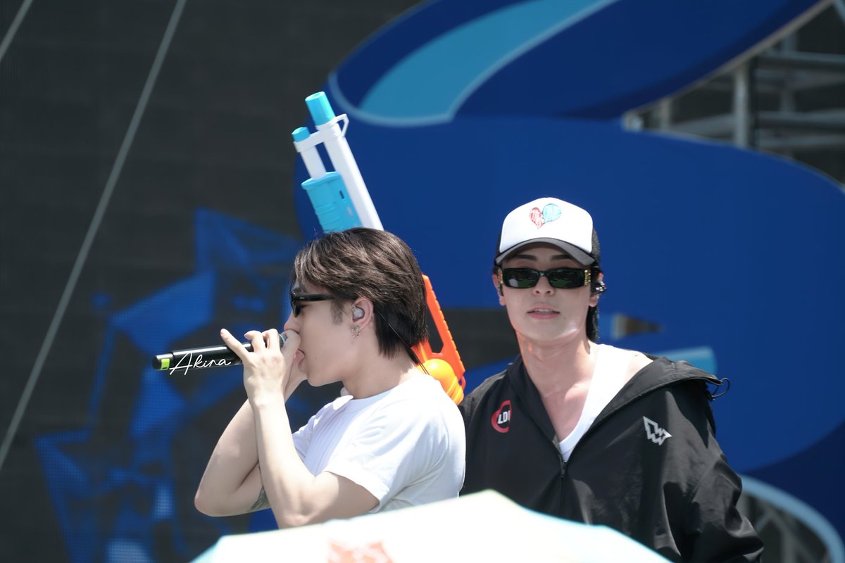 Light_Akira's tweet image. ไมค์ก็ต้องเช็ค ปืนก็ต้องเล่น ลูกก็ต้องดูแล 🤣🤣
#SuperFluid #SuperFluid2026
#KingPowerSongkran2026
#WHHinThailand
#WOLFHOWLHARMONY #WHH #GHEE #SUZUKI