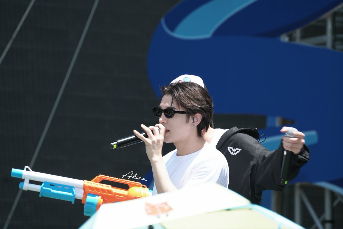 Light_Akira's tweet image. ไมค์ก็ต้องเช็ค ปืนก็ต้องเล่น ลูกก็ต้องดูแล 🤣🤣
#SuperFluid #SuperFluid2026
#KingPowerSongkran2026
#WHHinThailand
#WOLFHOWLHARMONY #WHH #GHEE #SUZUKI