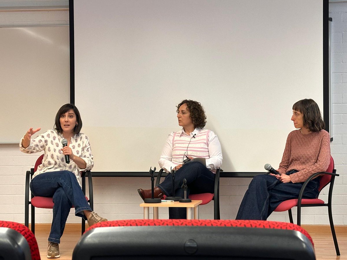 hbellvitge's tweet photo. 🧠💬 La Unitat d’Esclerosi Múltiple de l’#hbellvitge impulsa la 11a edició de l’#EMDebate, un fòrum de referència que reuneix experts per debatre i consensuar avenços en el diagnòstic i tractament de les malalties desmielinitzants. 
En tots els casos, les discussions van servir per establir criteris consensuats en el maneig de les diferents malalties, així com per establir estratègies de col·laboració amb altres centres de l’Estat.
Aquí us deixem un resum de la jornada 👉https://t.co/mt7zYDTCzQ
@NeurologiaHUB #EsclerosiMultiple #SocialmentResponsables #MedicinaBasadaEnValor