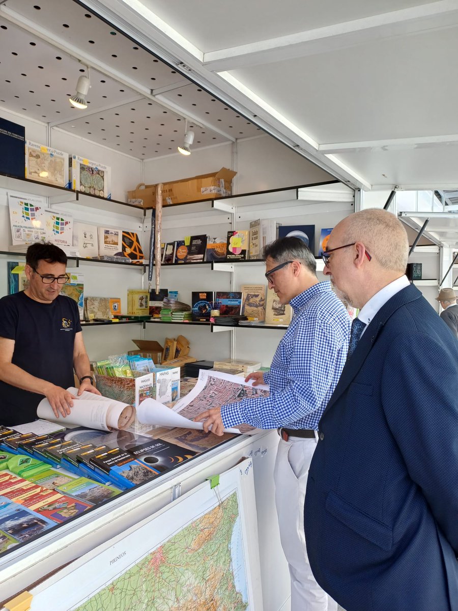 📚 El subdelegado del Gobierno visita el estand del Instituto Geográfico Nacional <a href="/IGNSpain/">Instituto Geográfico Nacional-O.A.CNIG</a> en la Feria del Libro de #Ávila
Galeano destaca la labor divulgativa del #IGN y su contribución a acercar a ciudadanía mapas, publicaciones y materiales de geografía, territorio y ciencia