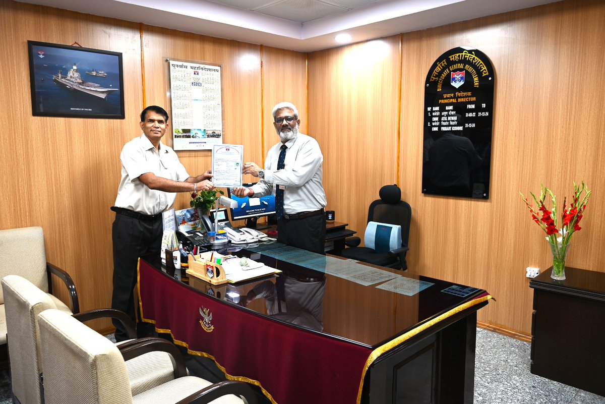 dgrIndia's tweet image. #DGR Empowering Veterans, strengthening security &amp;amp; safety of Govt assets.
17 Empanelment Certificates for #DGR Security Services Scheme awarded to Armed Forces Veteran Officers by Cmde Vikrant Kishore, Principal Director, DGR.
@SpokespersonMoD
 @adgpi
@IndiannavyMedia
 @IAF_MCC