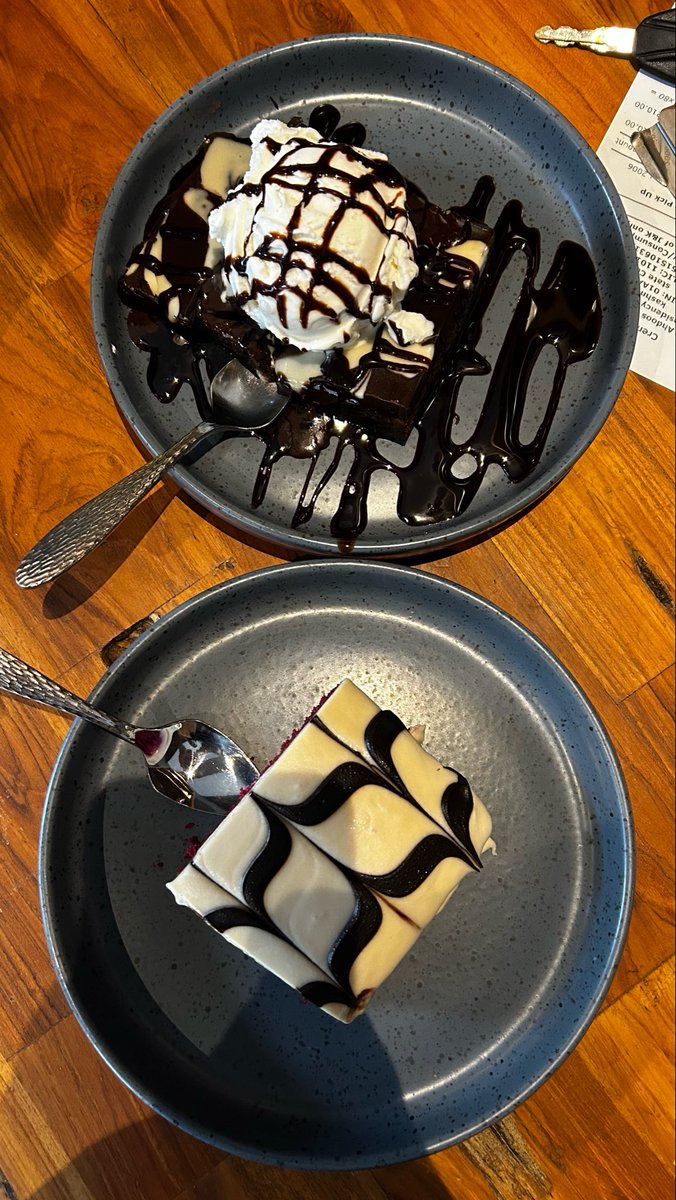 bbuttterrcuupp's tweet photo. Crème and brownies. https://t.co/KVZ21kBW0d